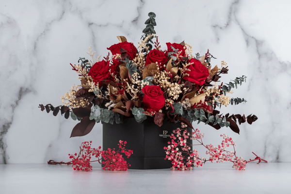 Arreglo Floral de Rosas Eternas Rojas con Follaje Seco