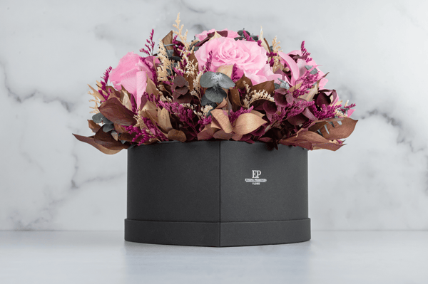 Arreglo de rosas preservadas en caja negra corazón