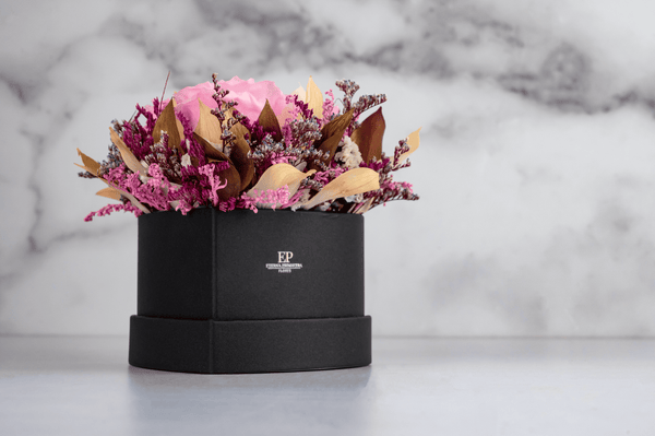 Mini arreglo de rosas preservadas en caja corazón